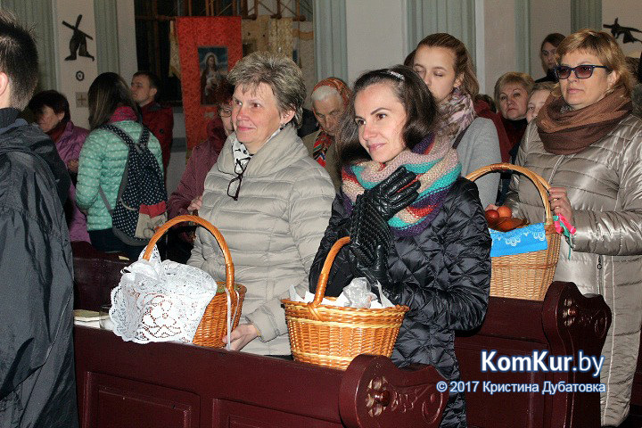 Бобруйчане освящают пасхальные угощения