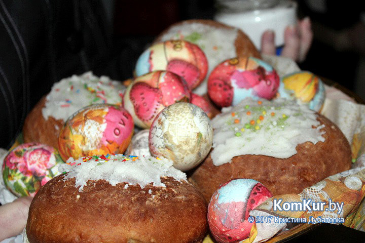 Бобруйчане освящают пасхальные угощения