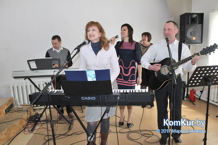 Бобруйчане освящают пасхальные угощения