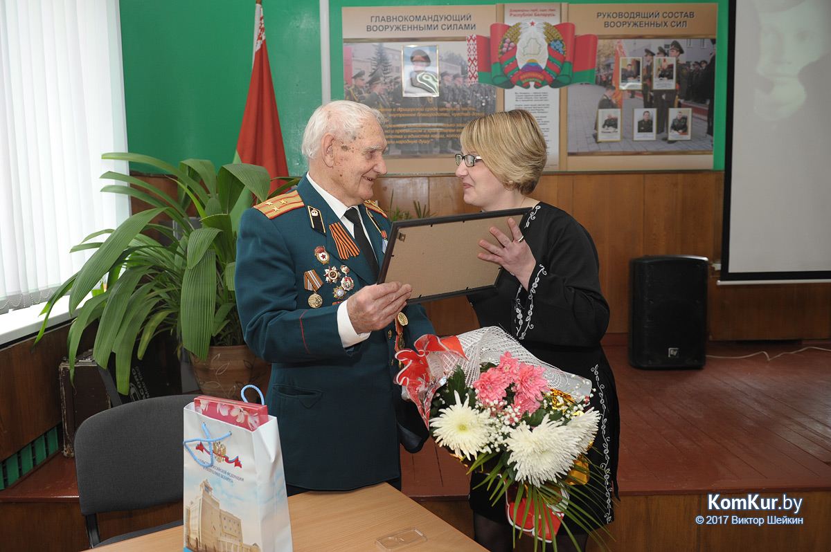Ветерану из Бобруйска вручили награду спустя 72 года после подвига