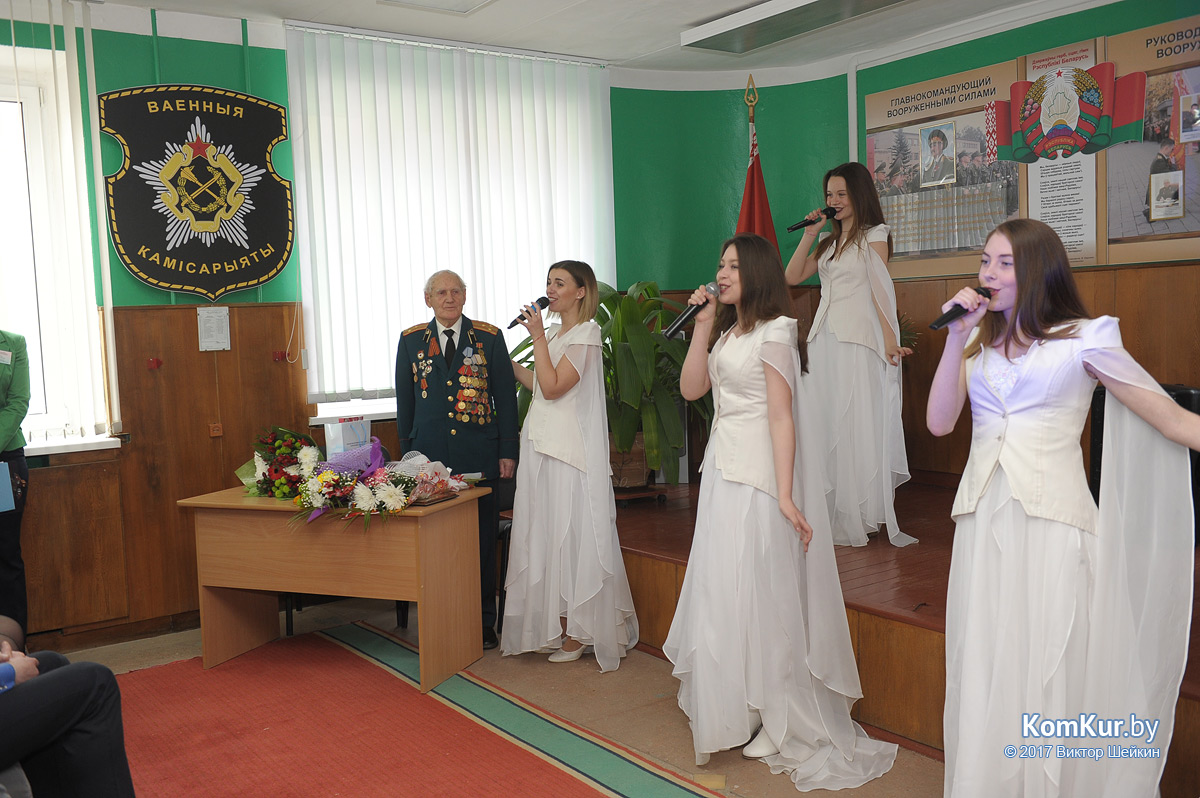 Ветерану из Бобруйска вручили награду спустя 72 года после подвига