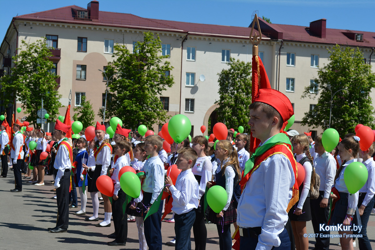В день 95-летия пионерского движения в Бобруйске приняли в пионеры 500 октябрят