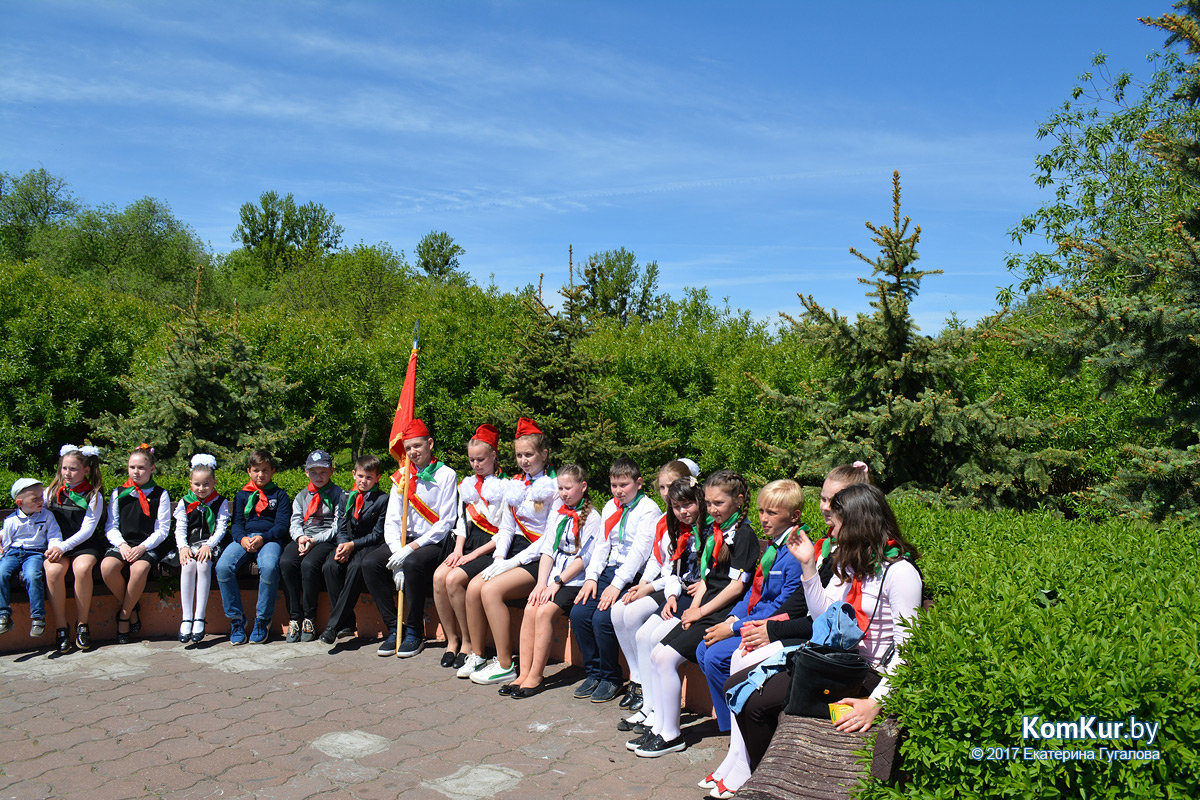 В день 95-летия пионерского движения в Бобруйске приняли в пионеры 500 октябрят