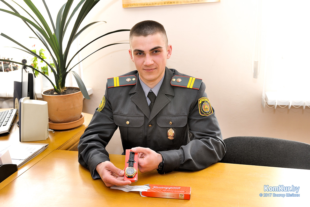 Младший сержант милиции Омельченко получил подарок из рук спасенного