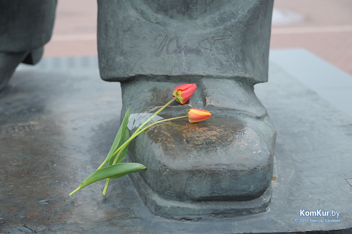 В Бобруйске в Праздник Весны и Труда возложили цветы к памятнику Ленину