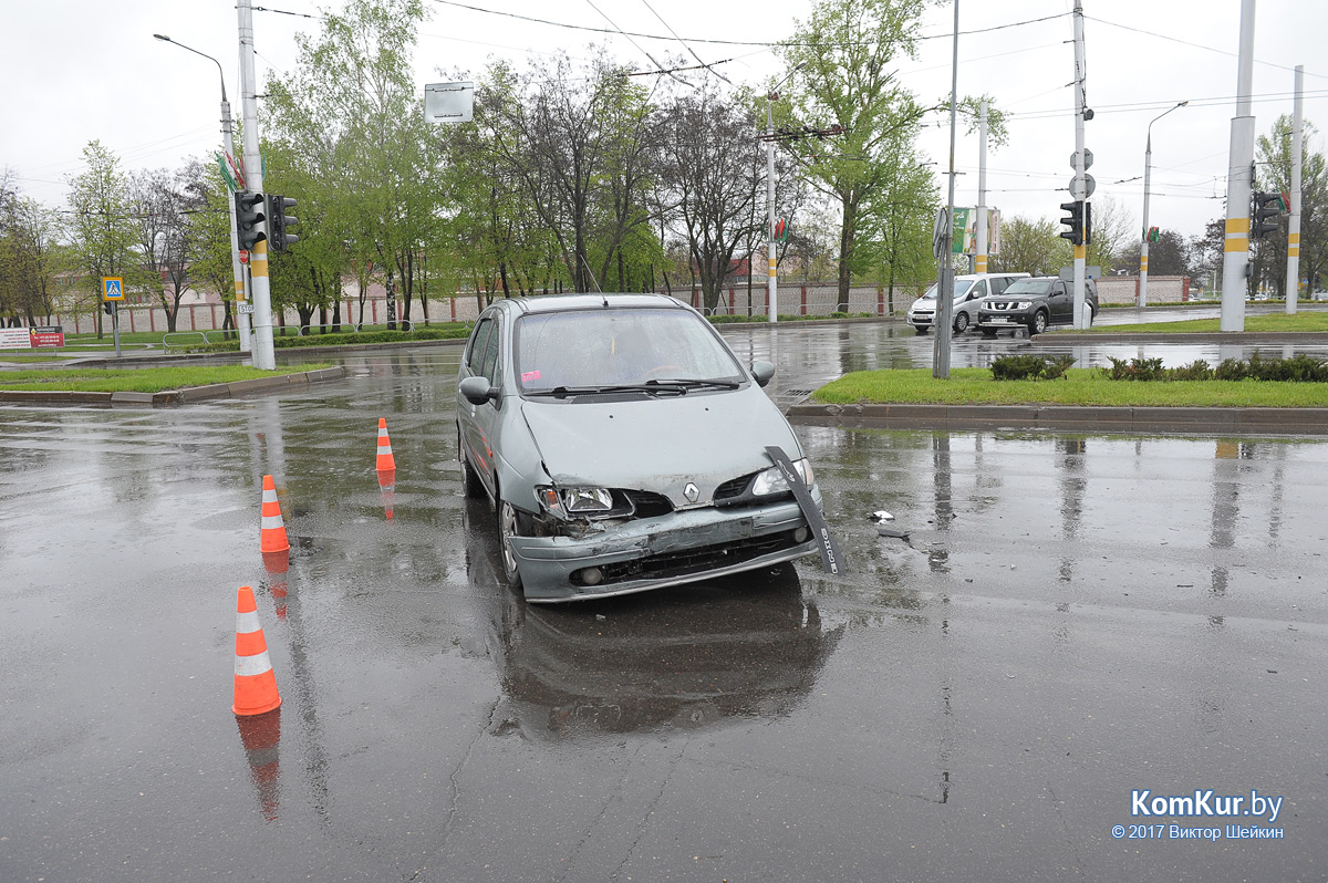На шинном кольце в Бобруйске столкнулись Renault и Volkswagen