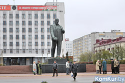 В Бобруйске в Праздник Весны и Труда возложили цветы к памятнику Ленину