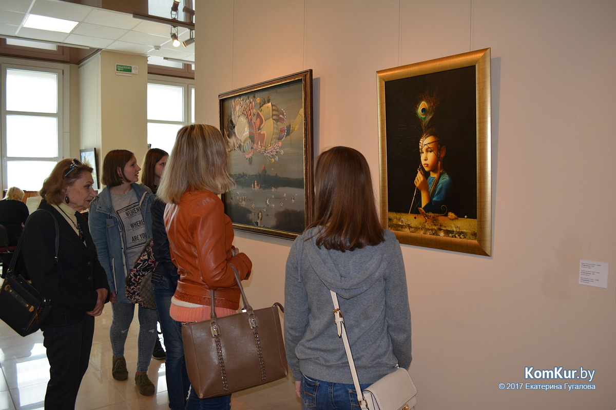 Выставку картин в Бобруйске открыл мэр города Александр Студнев