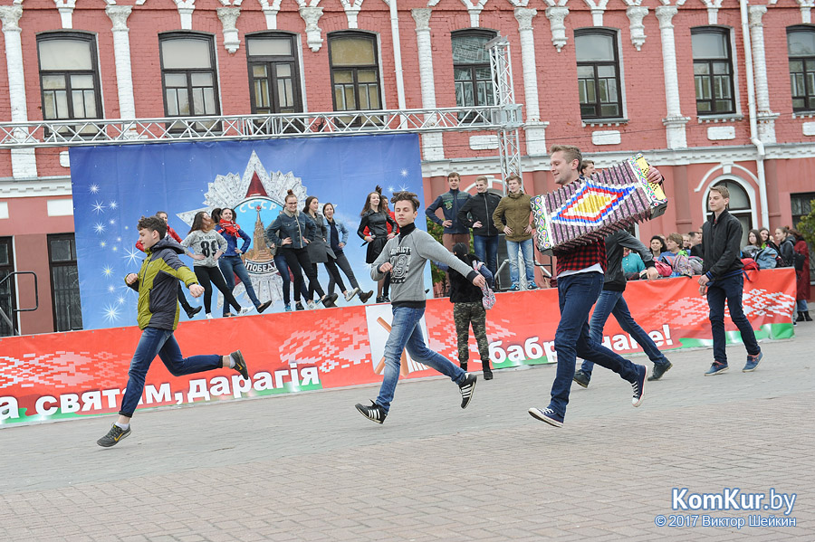 Репетиция праздничных мероприятий на площади Победы в Бобруйске 8 мая