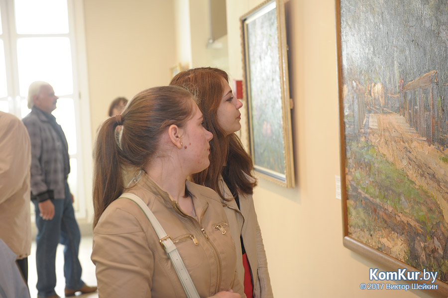 Выставку картин в Бобруйске открыл мэр города Александр Студнев