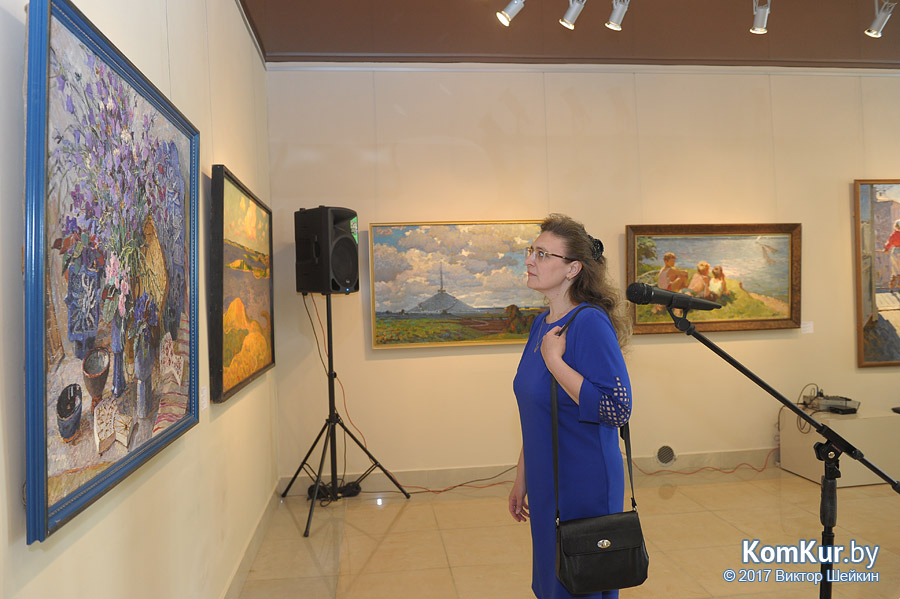 Выставку картин в Бобруйске открыл мэр города Александр Студнев