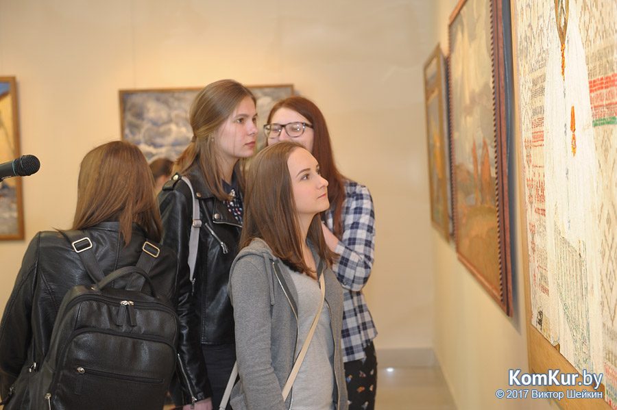 Выставку картин в Бобруйске открыл мэр города Александр Студнев