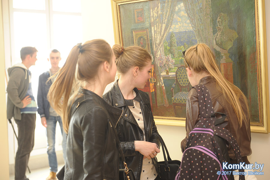 Выставку картин в Бобруйске открыл мэр города Александр Студнев