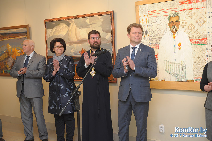 Выставку картин в Бобруйске открыл мэр города Александр Студнев