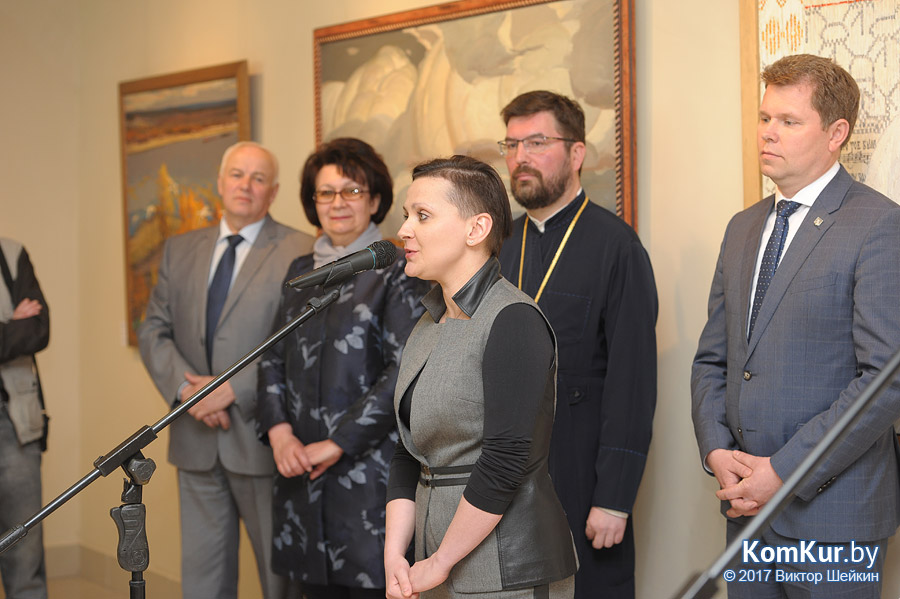 Выставку картин в Бобруйске открыл мэр города Александр Студнев