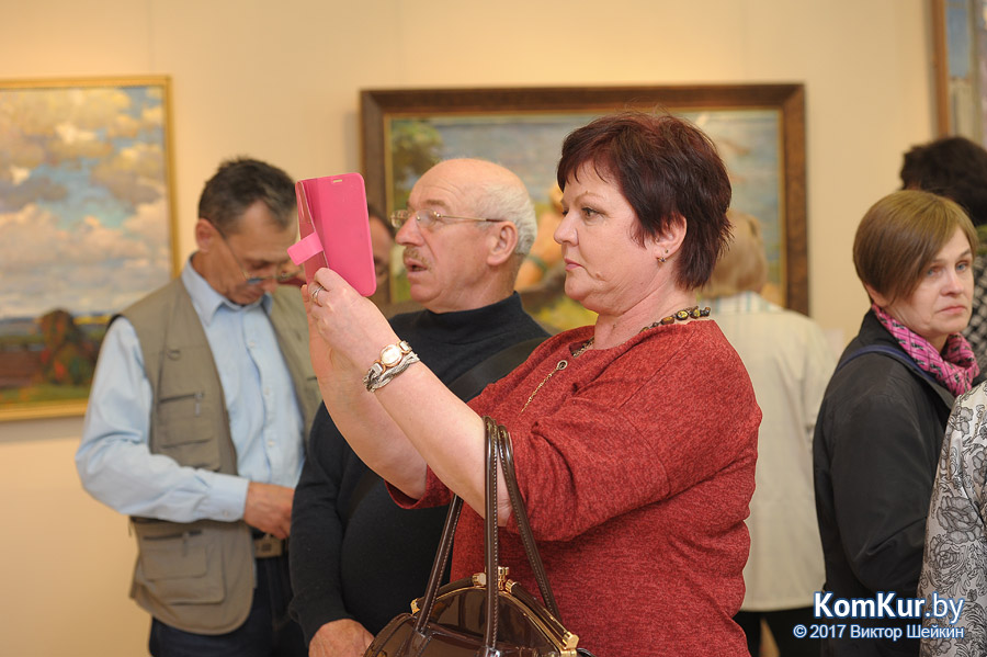 Выставку картин в Бобруйске открыл мэр города Александр Студнев