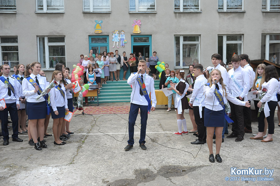  В Бобруйске прозвенели последние звонки