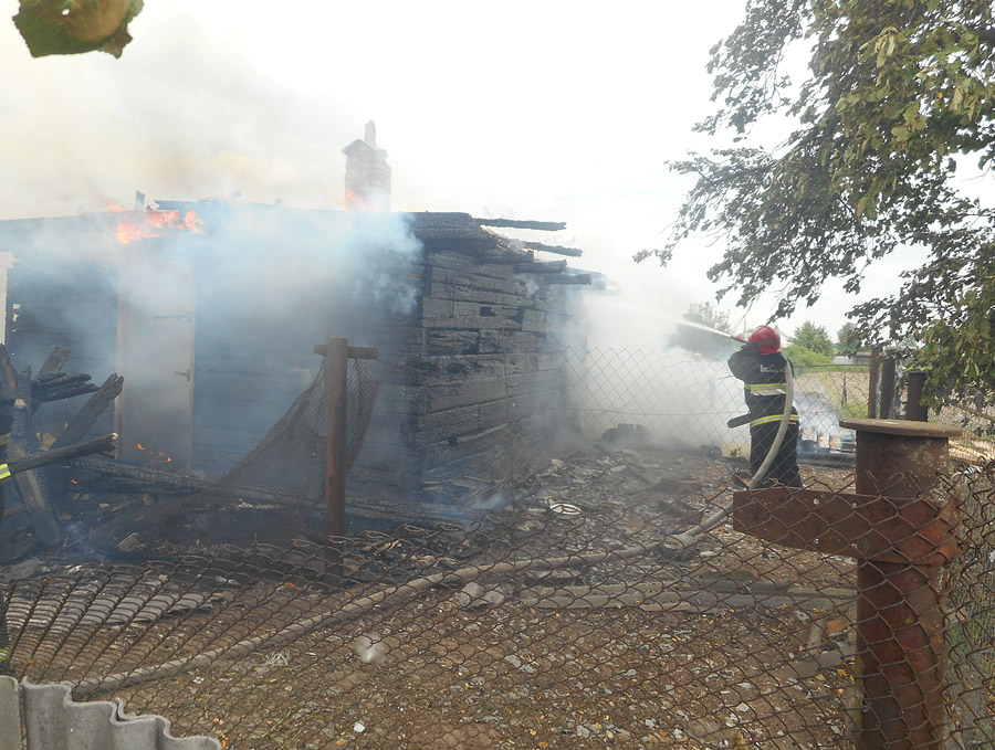 В деревне Савичи сгорели хозпостройки 
