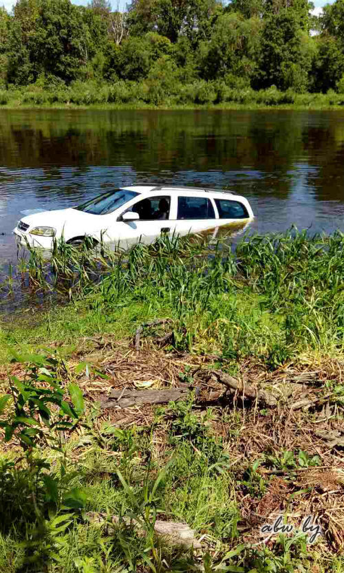 Фотофакт. Opel утонул в Березине - его понесло течением