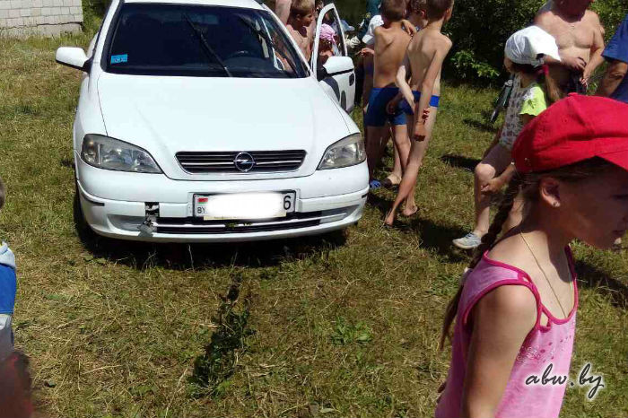 Фотофакт. Opel утонул в Березине - его понесло течением