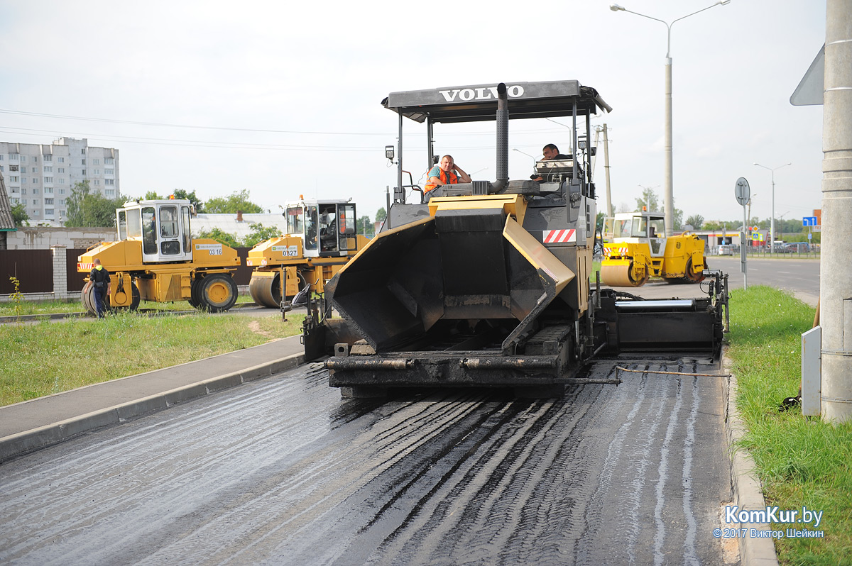 На улице Крылова снова дорожная техника