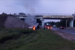 Под Бобруйском после ДТП загорелся автомобиль (видео)