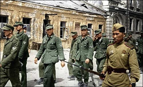 1944 год, Бобруйск. Красноармеец конвоирует немецких военнопленных