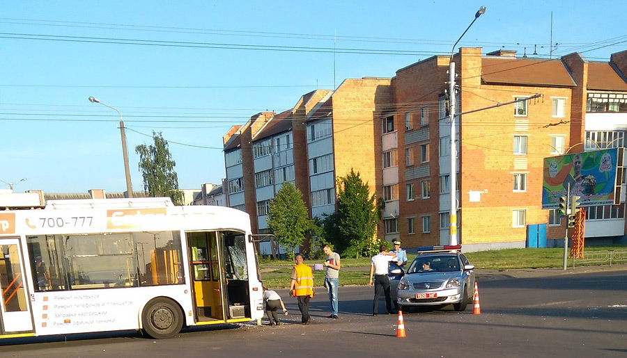 В Бобруйске столкнулись троллейбус и легковушка