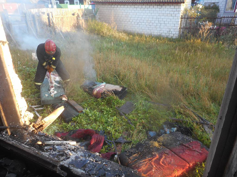 Бобруйчанин закурил в постели и поджег дом