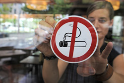 «Коммерческий» на связи: Не курите у входа