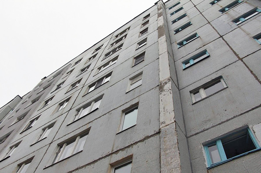 В Бобруйске мужчина выпал из окна многоэтажки