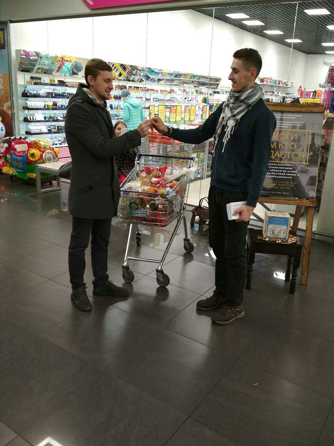 Бобруйчане собрали еду и вещи для малоимущих