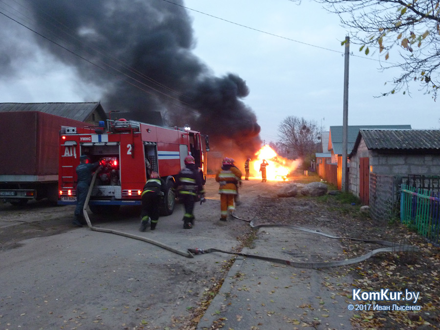 В частном секторе Бобруйска сгорел автомобиль