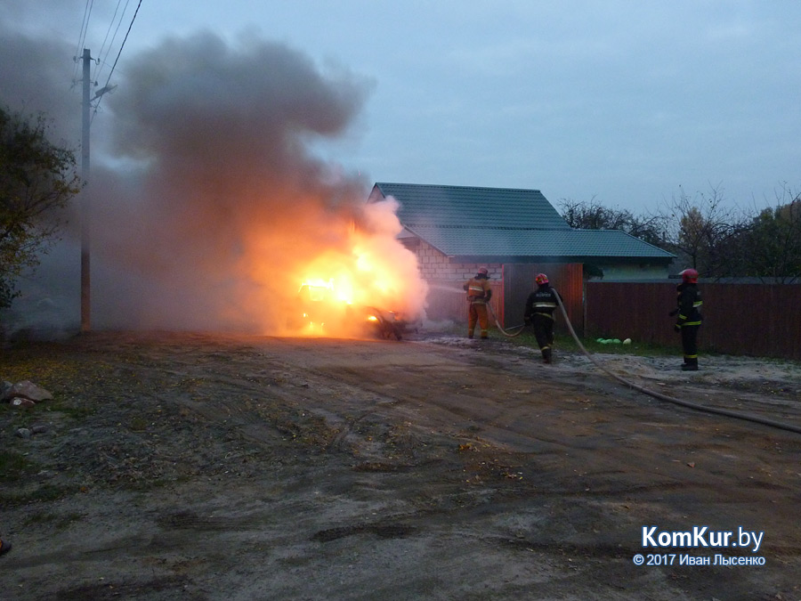В частном секторе Бобруйска сгорел автомобиль