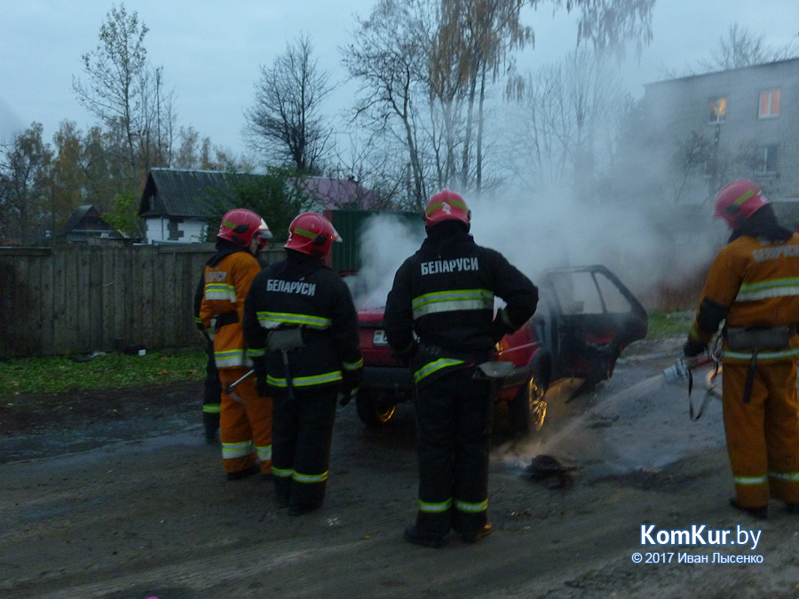 В частном секторе Бобруйска сгорел автомобиль