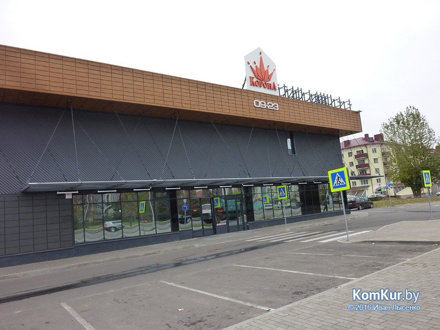 Хулиган разгромил дверь бобруйской «Короны»