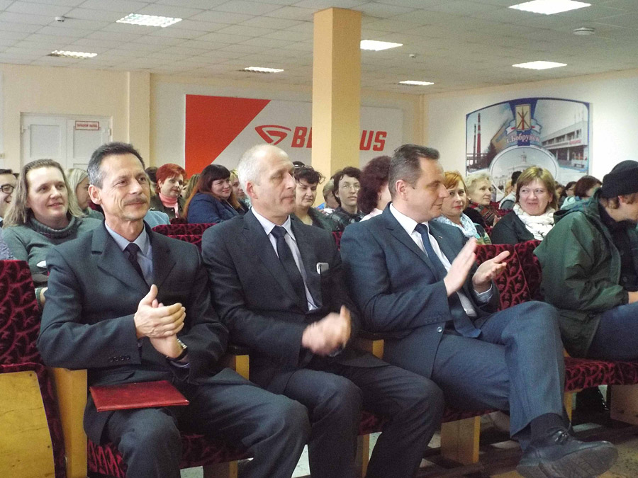 На заводе тракторных деталей и агрегатов поздравили матерей