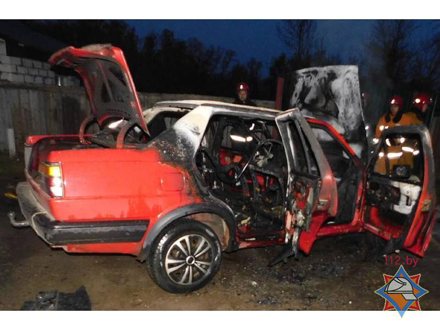 В частном секторе Бобруйска сгорел автомобиль