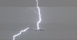 В самолет во время взлета ударила молния (видео)