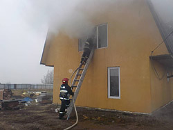 В Бобруйском районе горел дачный домик