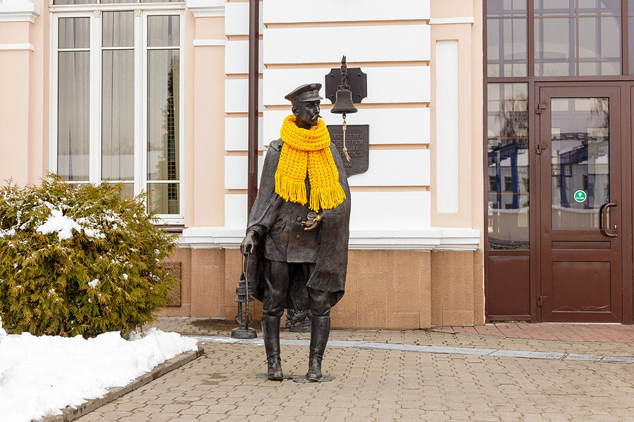 Памятники в Могилеве одели в желтые шарфы и шапки