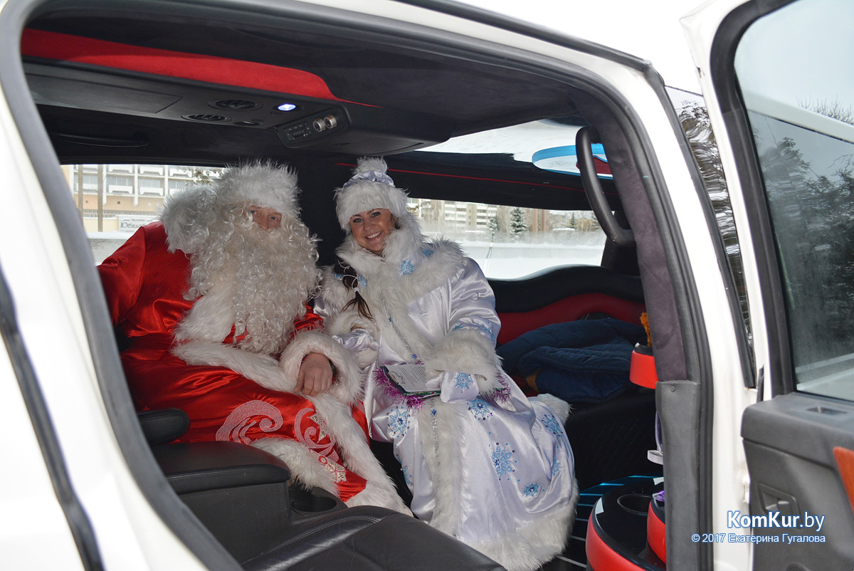 Дед Мороз объехал Бобруйск на лимузине