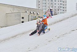 Катания с горки у Дворца искусств в Бобруйске