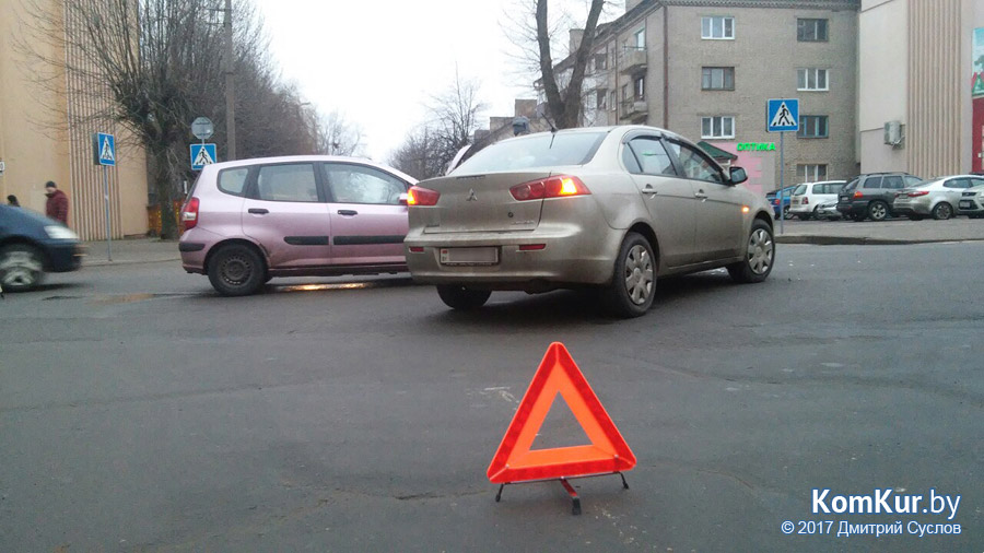 У бобруйского загса столкнулись «Хонда» и «Митсубиши»