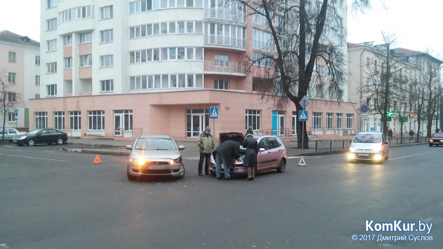 У бобруйского загса столкнулись «Хонда» и «Митсубиши»