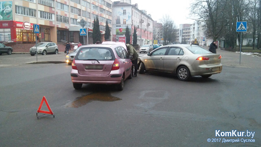 У бобруйского загса столкнулись «Хонда» и «Митсубиши»