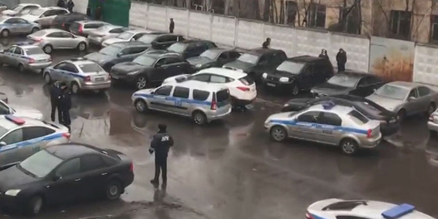 В Москве на кондитерской фабрике экс-директор захватил заложников: «Либо буду стреляться, либо сдаваться». Один человек погиб