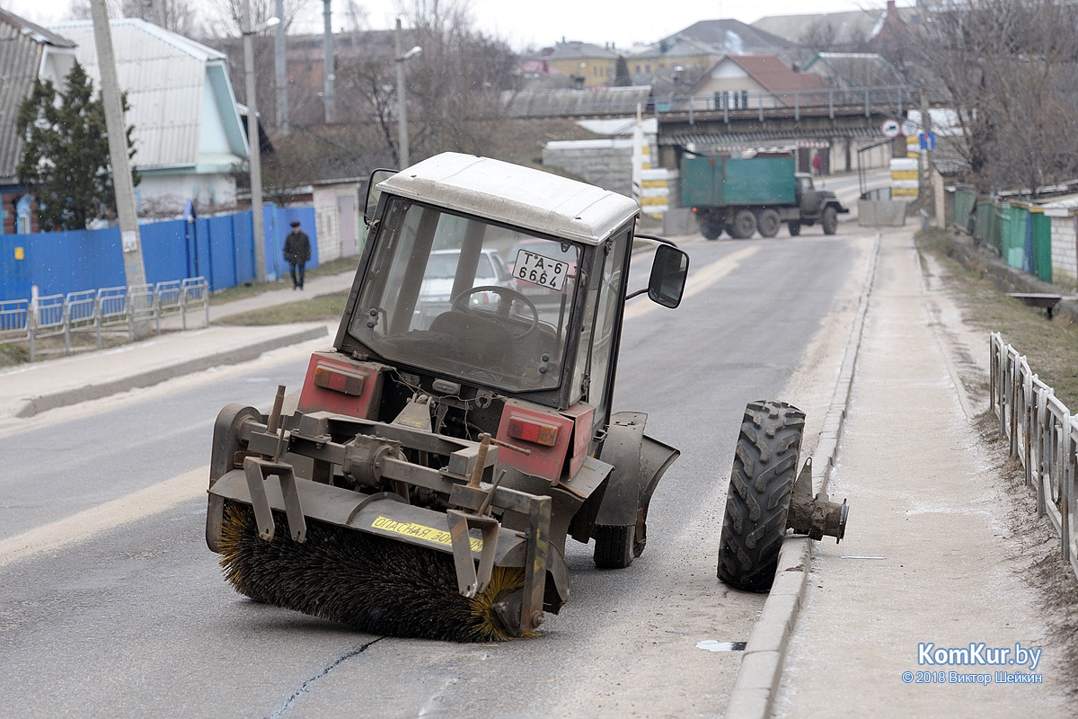 Фотофакт: «безногий» трактор на улице Бобруйска