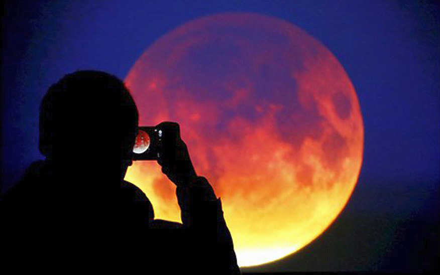 Полное лунное затмение произойдет в среду, 31 января. Но на сей раз оно совпадает с суперлунием – Луна выглядит на 14% больше и на 30% ярче, чем в обычные дни. Это будет так называемая «кровавая луна» и одновременно «голубая».