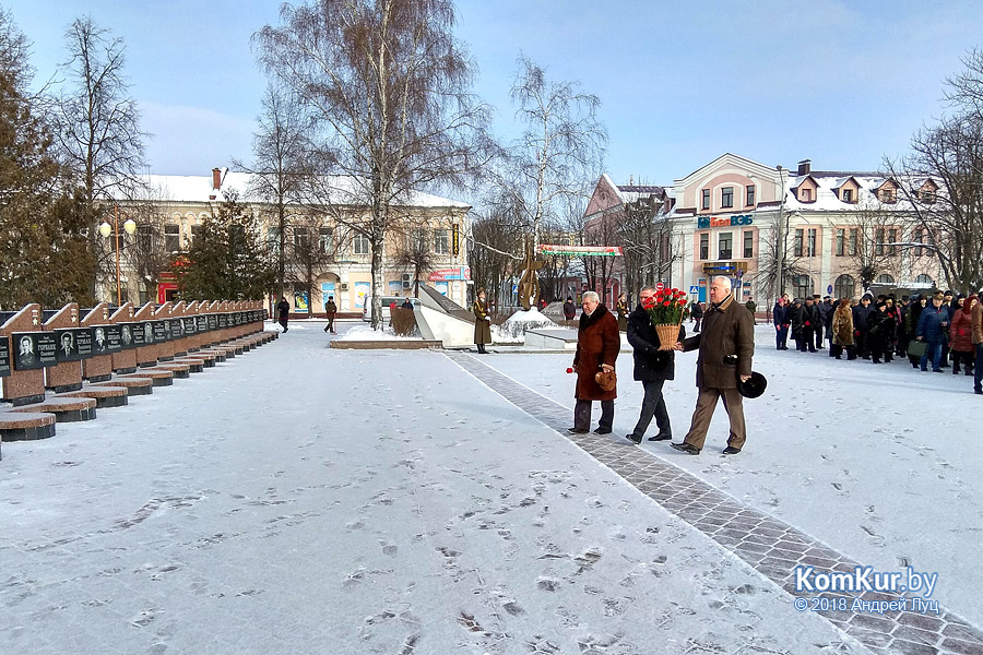 Цветы на мраморе и парад на площади: Бобруйск поздравляет защитников Отечества
